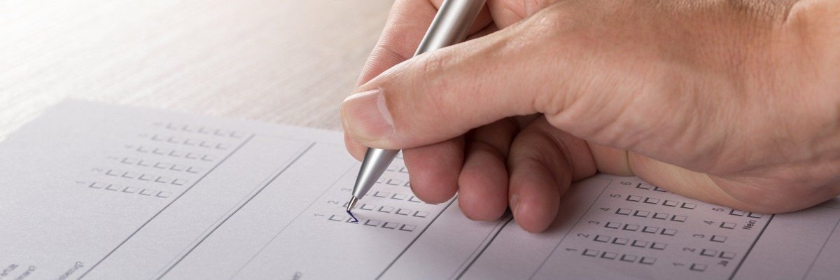 Person füllt Fragebogen aus