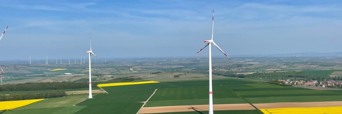 Blick auf Rheinhessen mit Ortschaften, Landschaft und Windrädern