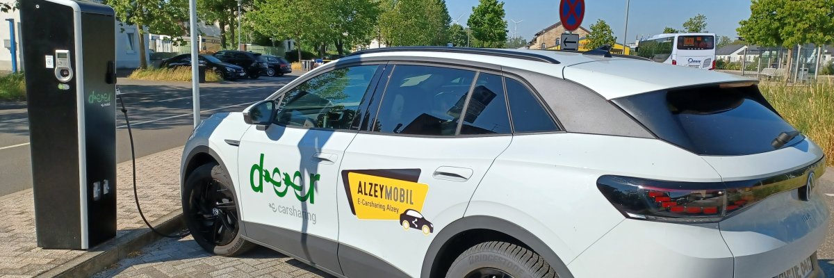 E-Auto an der Ladesäule vom Carsharing Anbieter Deer