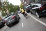 Fahrradfahrer wird links von einem Auto überholt
