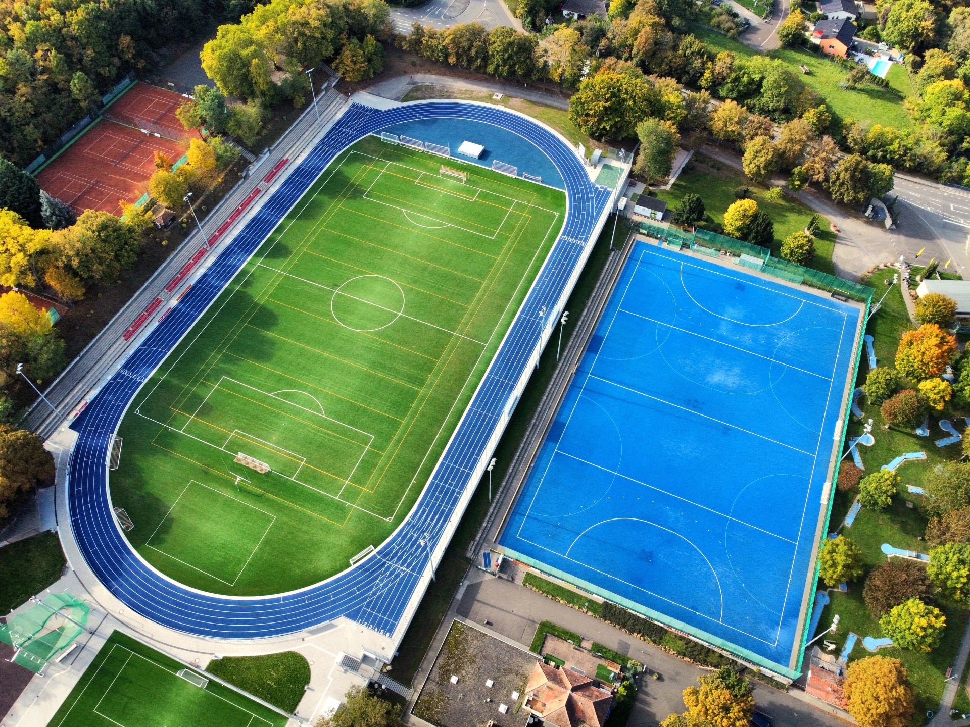 Der neue Fußballplatz und Hockeyplatz der Stadt Alzey aus der Vogelperspektive.