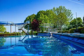 Schwimmbecken mit einer Rutsche