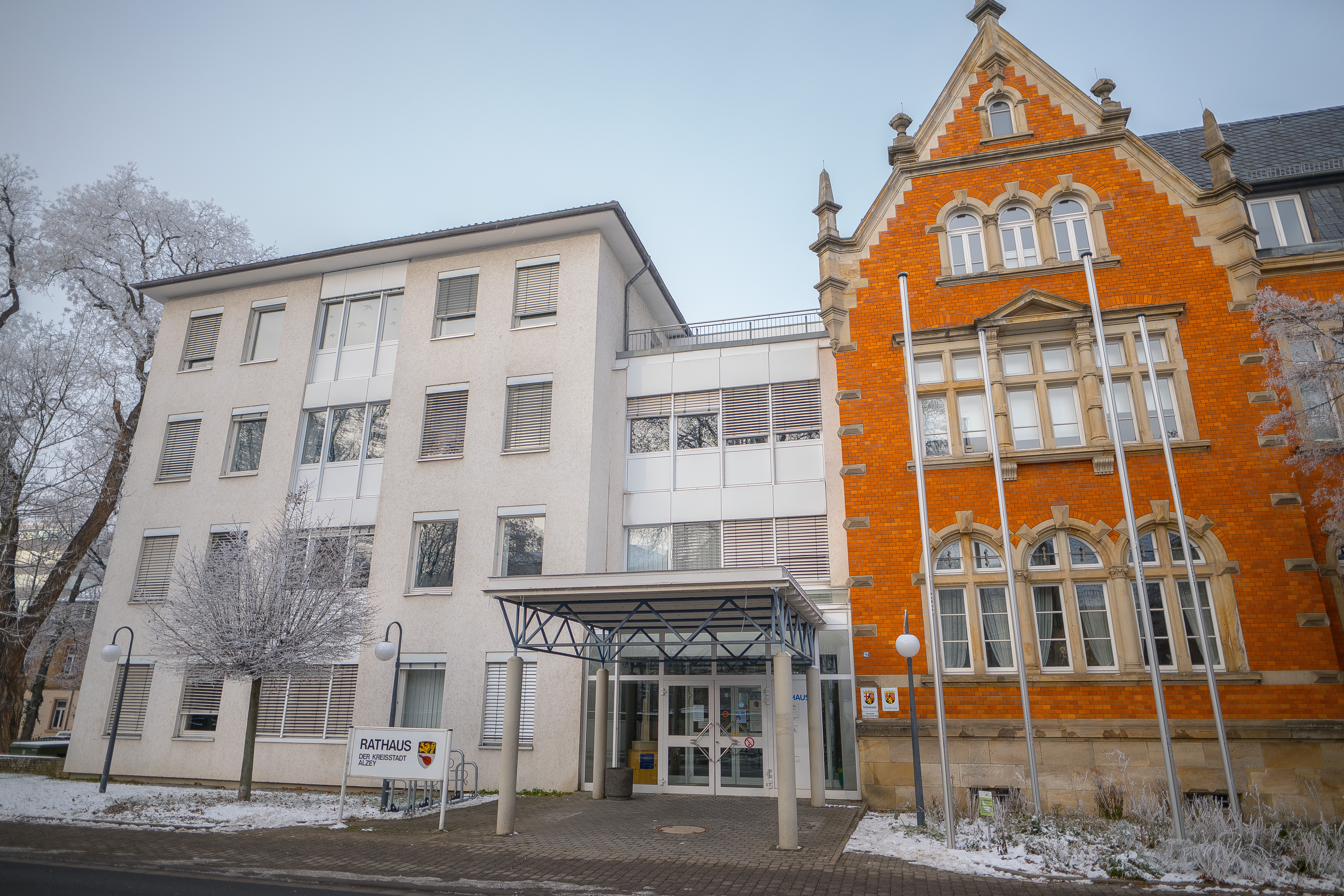 Das Gebäude der Alzeyer Stadtverwaltung von vorne