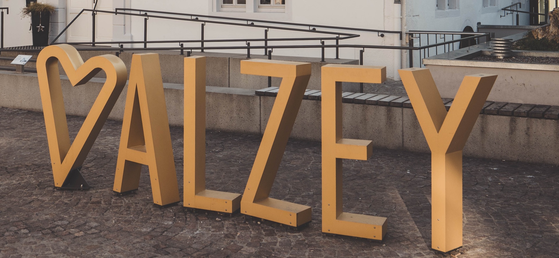 Man sieht den Fotopoint Alzey der vor dem Museum steht (dort steht ein Herz neben dem Schriftzug "Alzey" in gold)