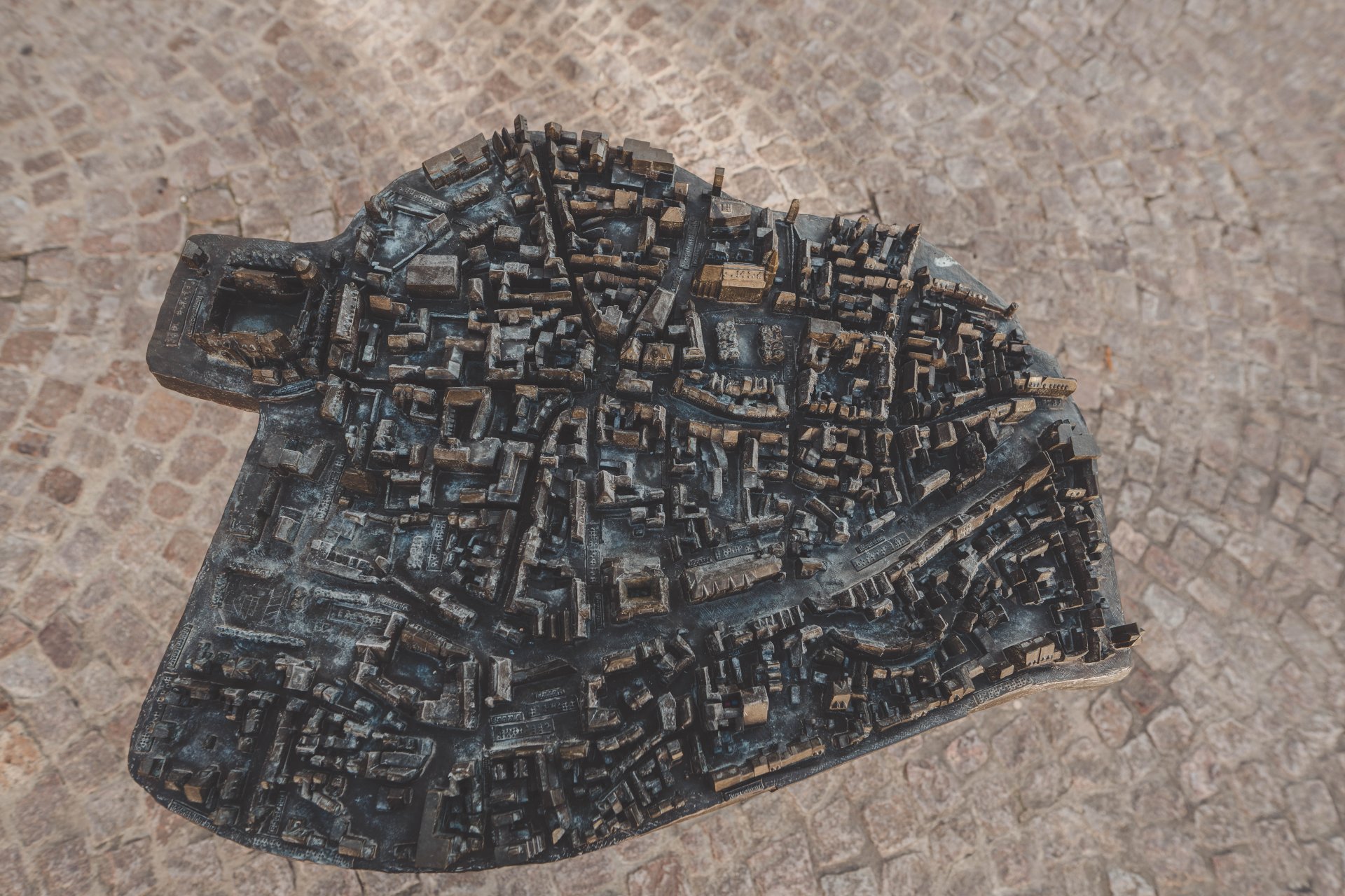 Man sieht ein hölzenes Model das Alzey von oben zeigt.