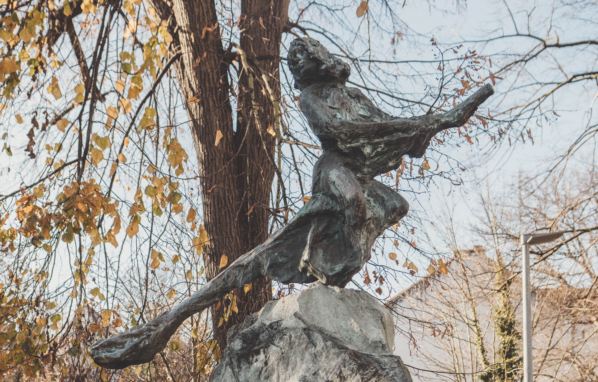 man sieht eine kleine Statue, die eine Hexe darstellt, sie steht an der Hexenbleiche und erinnert dort an die dunkle Zeit der Hexenverfolgungen.