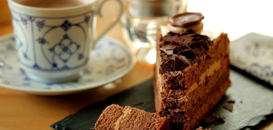 Ein Stück Kuchen und eine Tasse Kaffee für einen gemütlichen Kaffeeplausch.