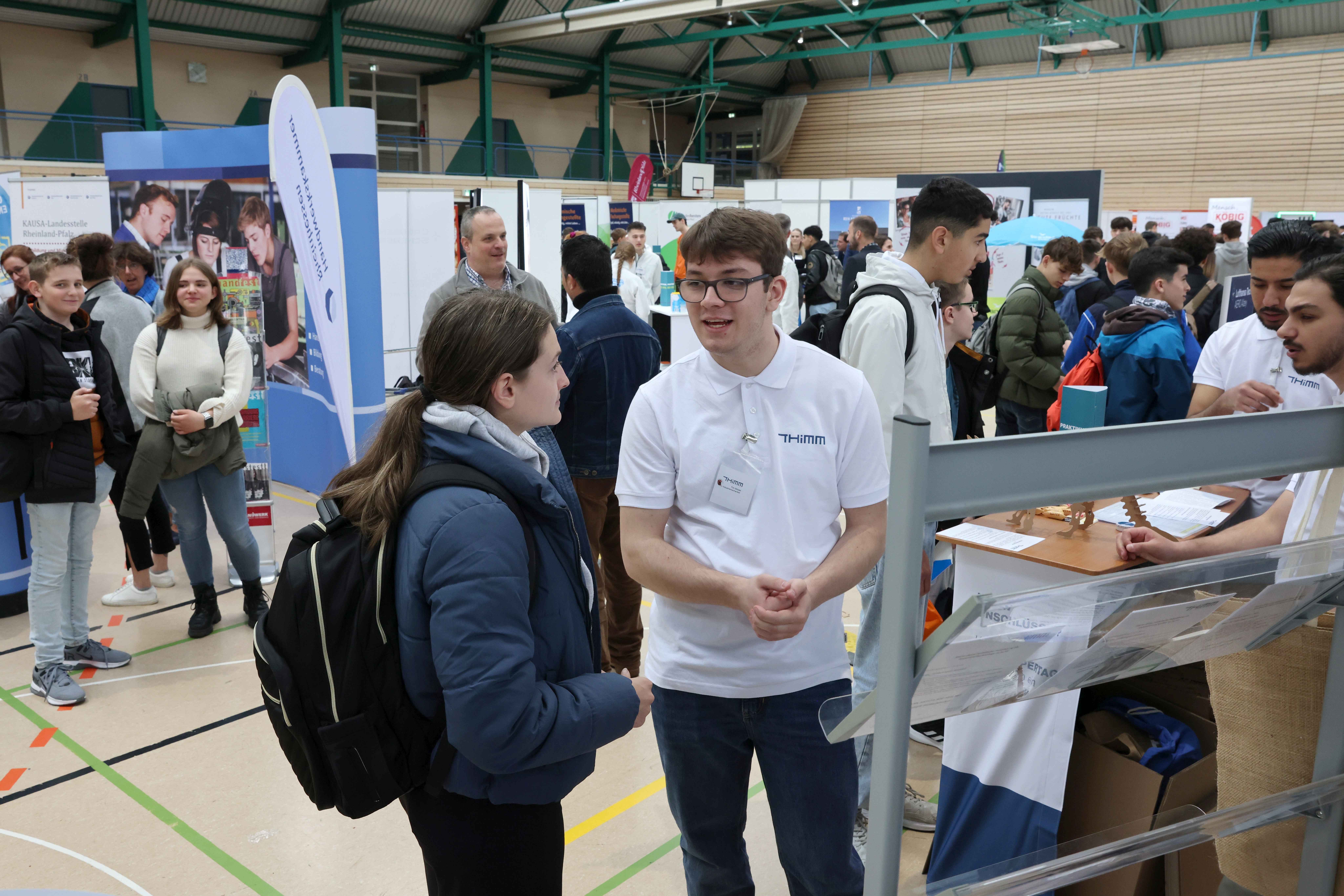 Was genau machen eigentlich THIMM Display und THIMM Verpackung? Die passenden Informationen gab es am Stand aus erster Hand. Was genau machen eigentlich THIMM Display und THIMM Verpackung? Die passenden Informationen gab es am Stand aus erster Hand.