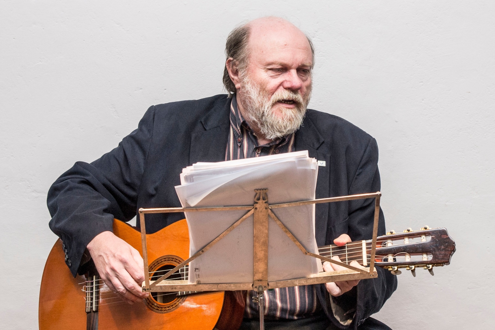 Volker Galle spielt Gitarre und singt mit Musikblättern