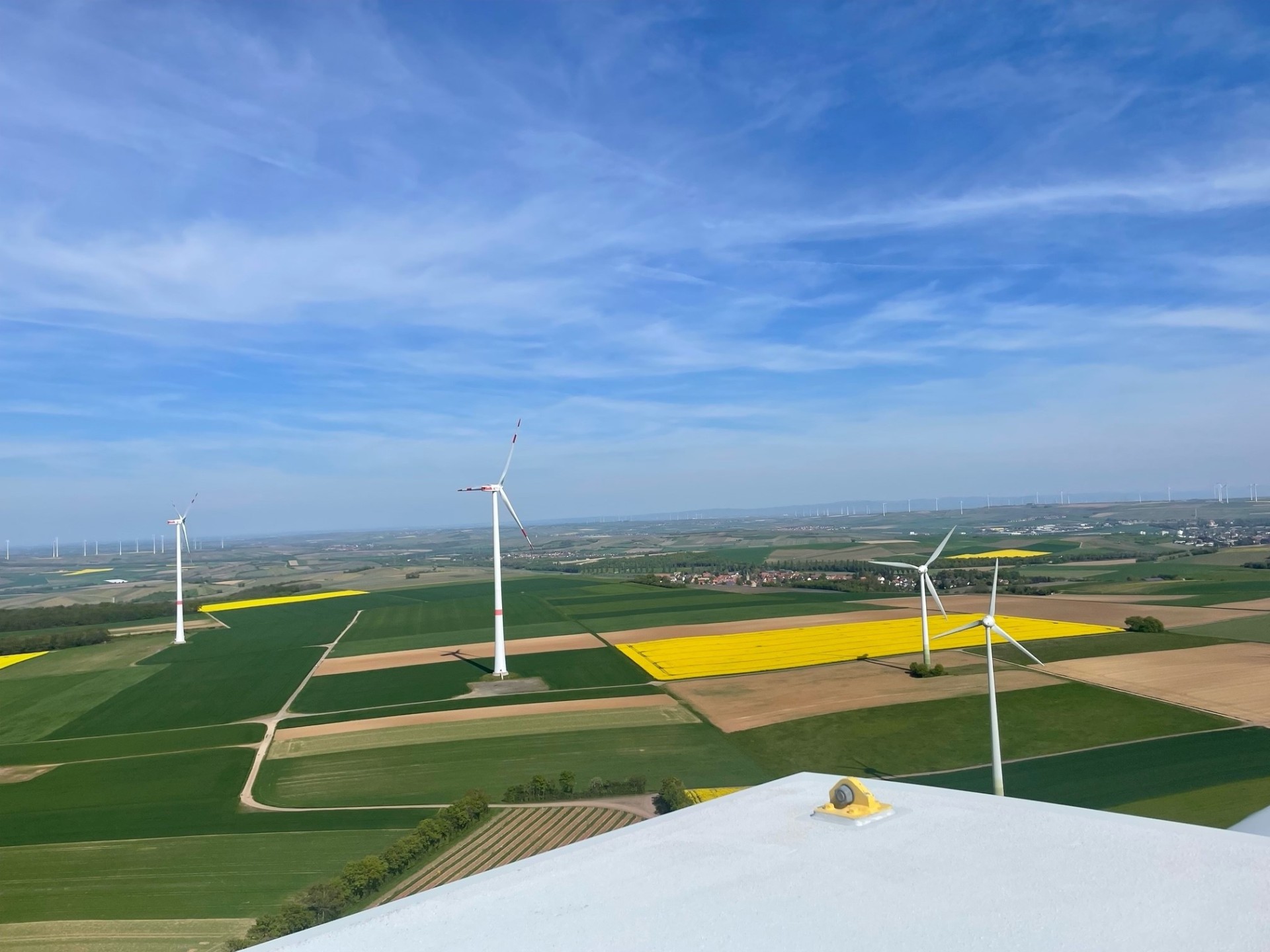 viele unterschiedlich grüne Landschaften/Felder
