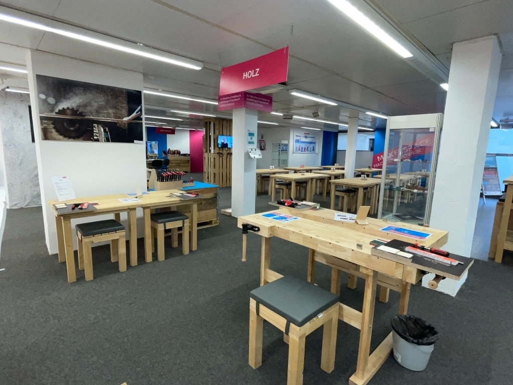 Makerspace viele Holztische und Stühle im Innenbereich Makerspace