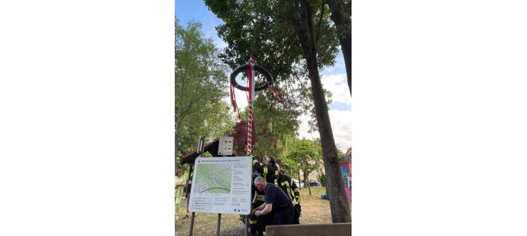 Aufstellung des Kerbebaumes durch die Freiwillige Feuerwehr Dautenheim Aufstellung des Kerbebaumes durch die Freiwillige Feuerwehr Dautenheim