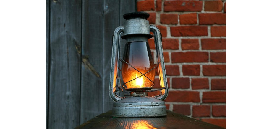 Man sieht eine alte Kerosin Lampe.