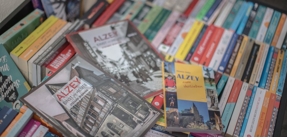 Foto des Frühlings-Büchermarktes, zu sehen sind verschiedene Bücher zu allerlei Themen
