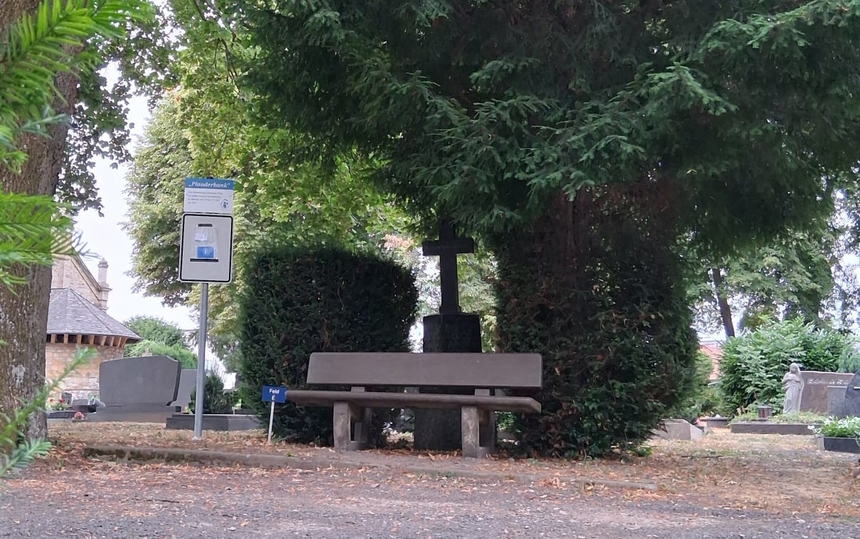 Plauderbank auf dem Alzeyer Friedhof bietet Raum für zwanglose Gespräche