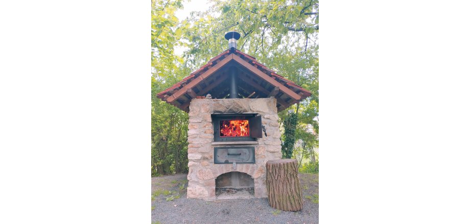 alter Ofen brennt im Wald