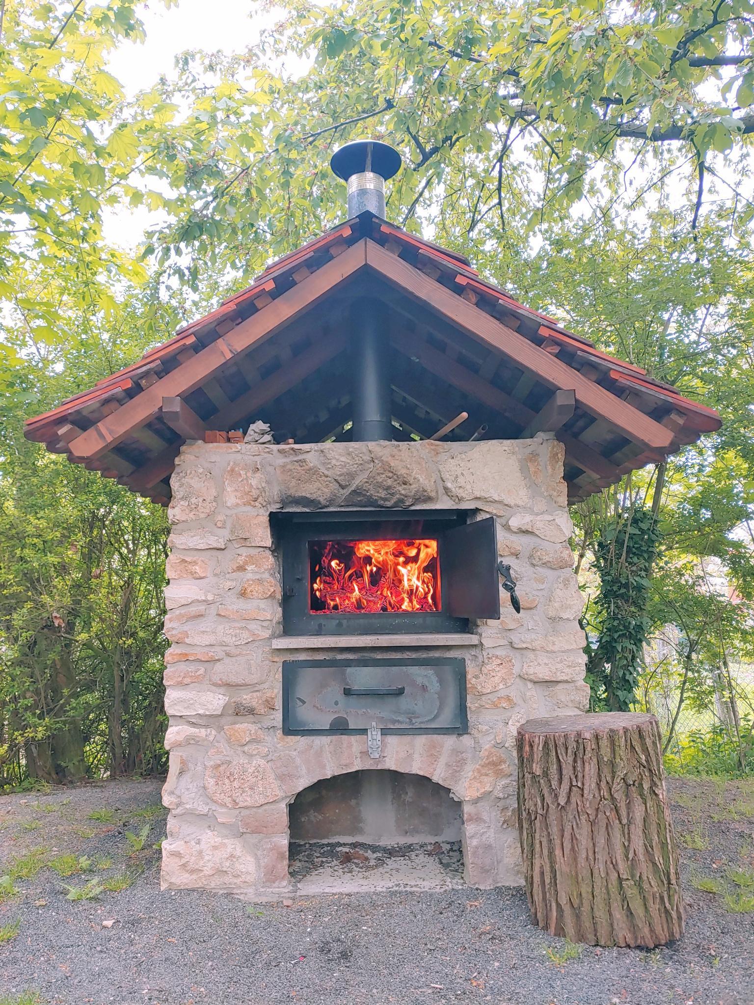 alter Ofen brennt im Wald