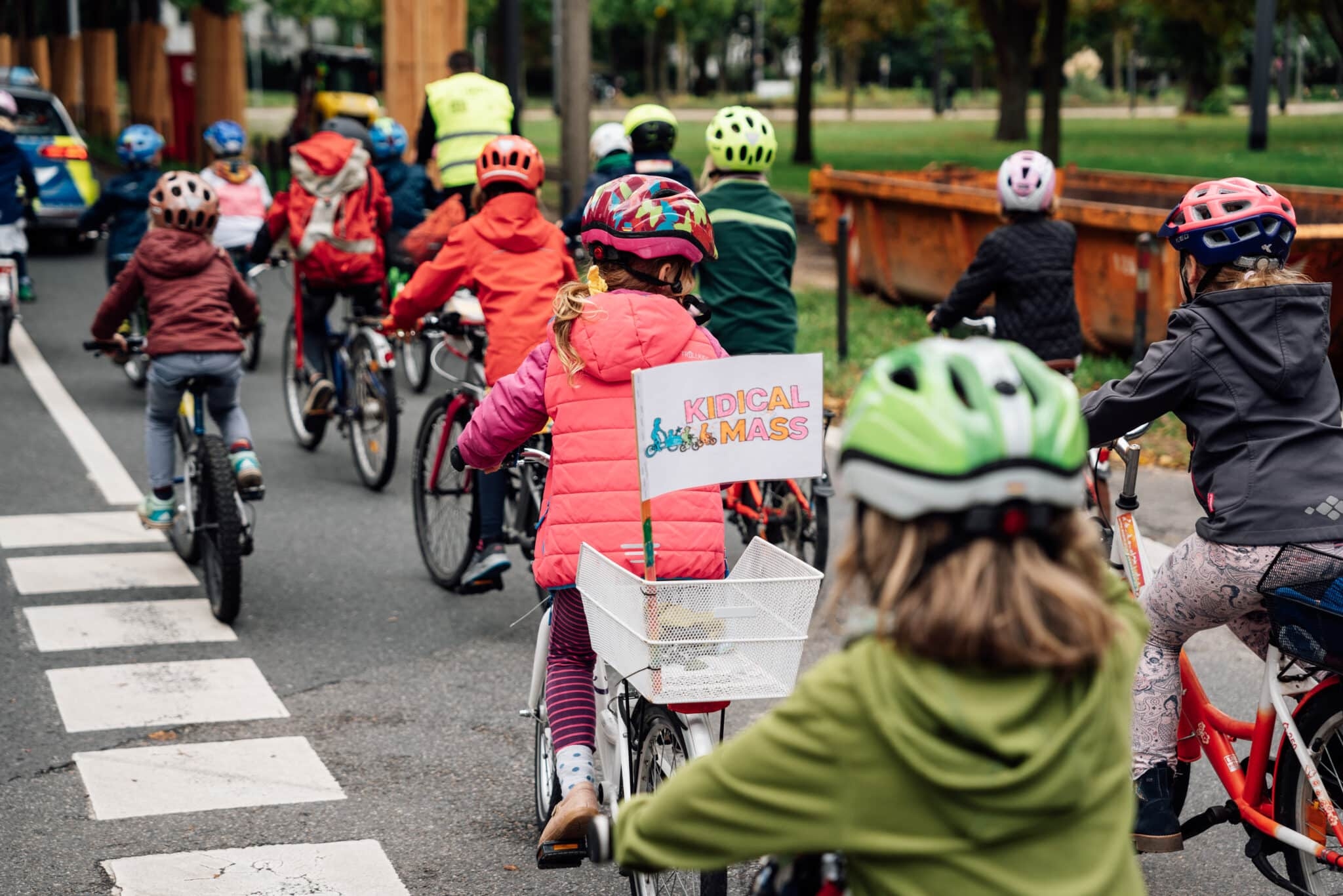Kidical Mass 2022 Bremen viele bunt gekleidete Kinder auf Fahrrädern unterwegs