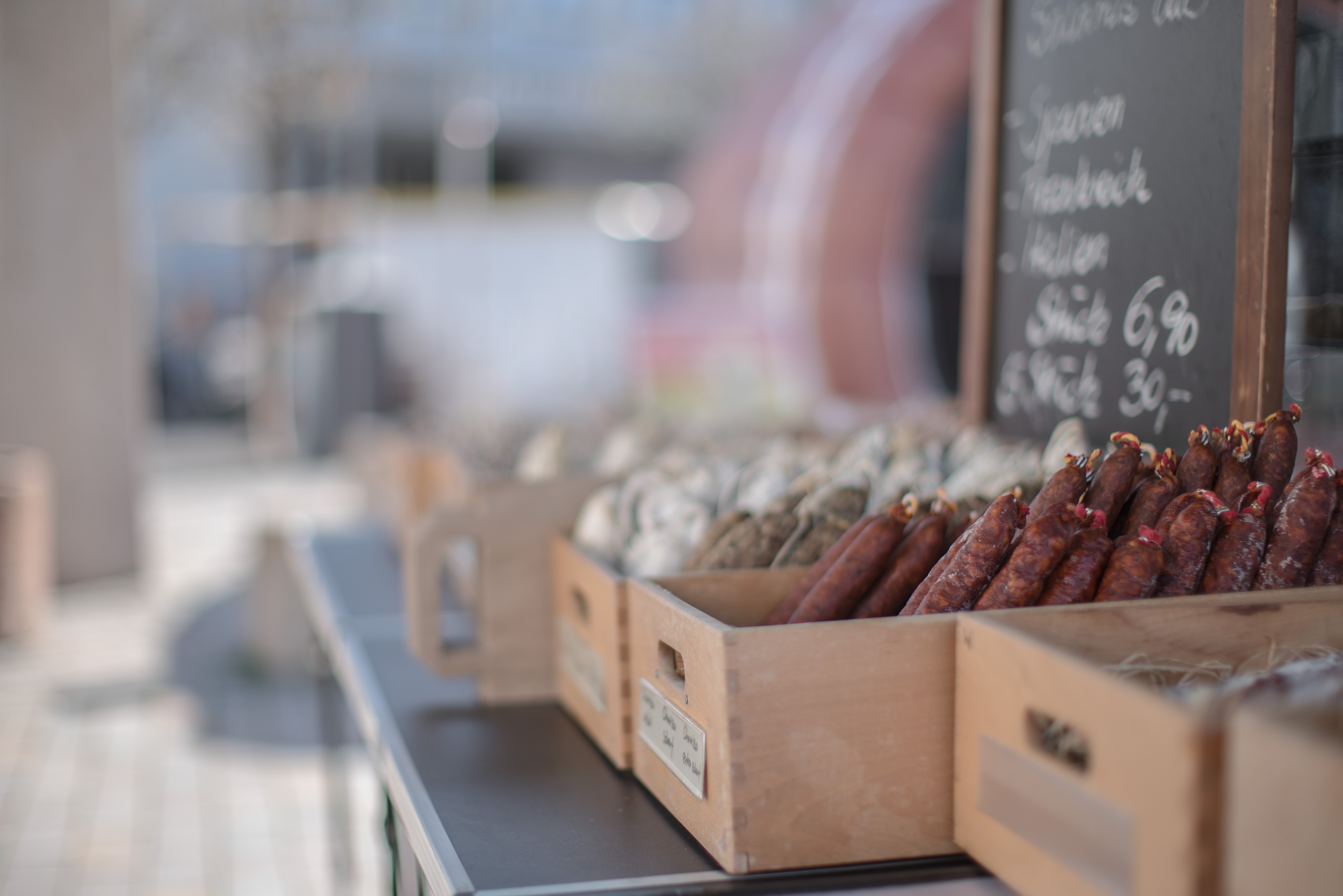 Stand des Alzeyer Wochenmarktes Wurst in der Auslage auf dem Alzeyer Wochenmarkt
