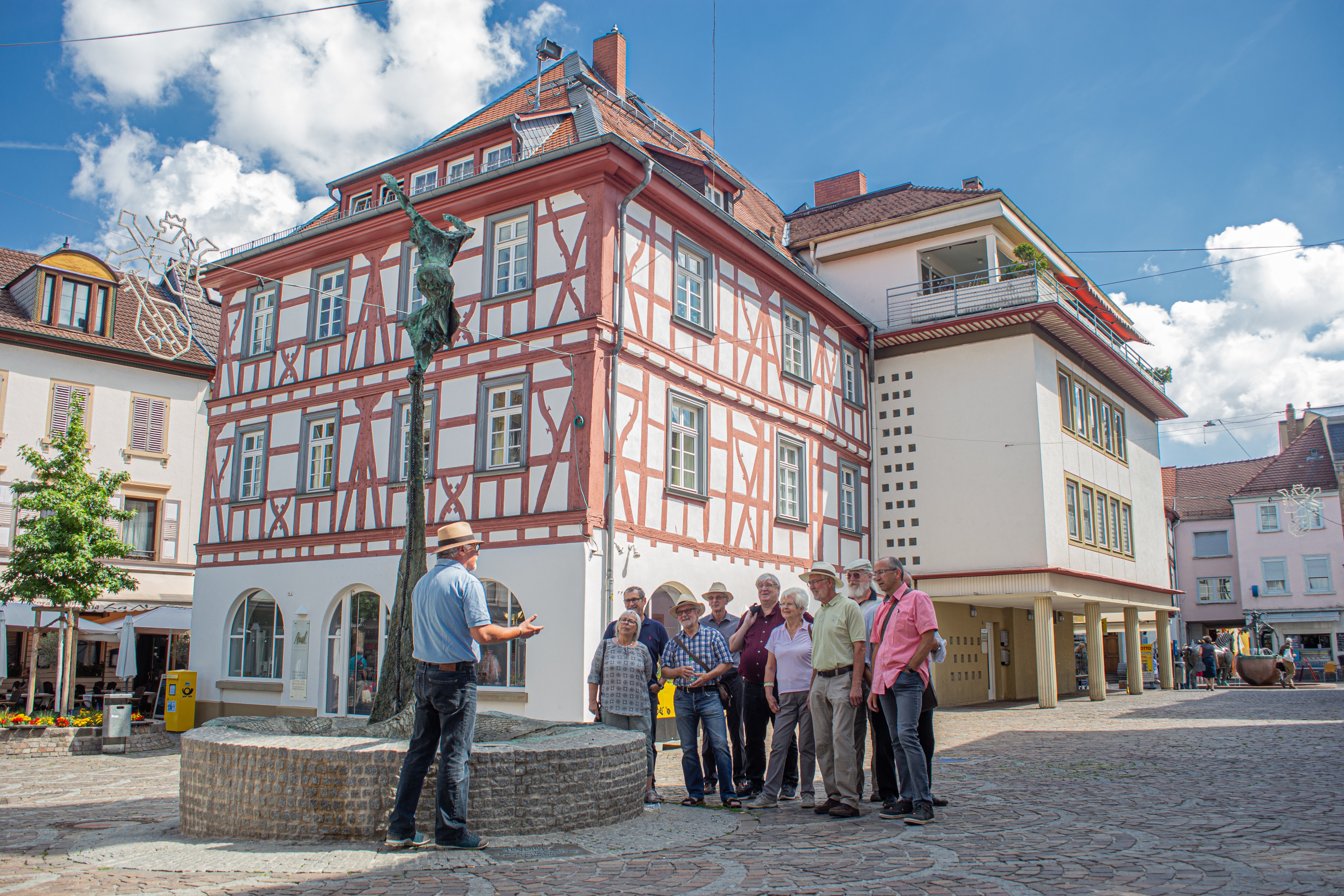 Gruppe mit Gästeführer beim Stadtrundgang durch Alzey Gruppe mit Gästeführer beim Stadtrundgang durch Alzey