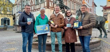 Alzey präsentiert neue Stadtschokolade und Fairtrade-Kaffee Präsentation der Fairtrade Schokolade mit Bürgermeister Jung und Markus Krebs vor dem Rossmarktbrunnen