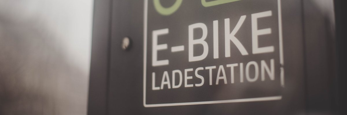 Foto einer Ladestationen für E-Bikes.