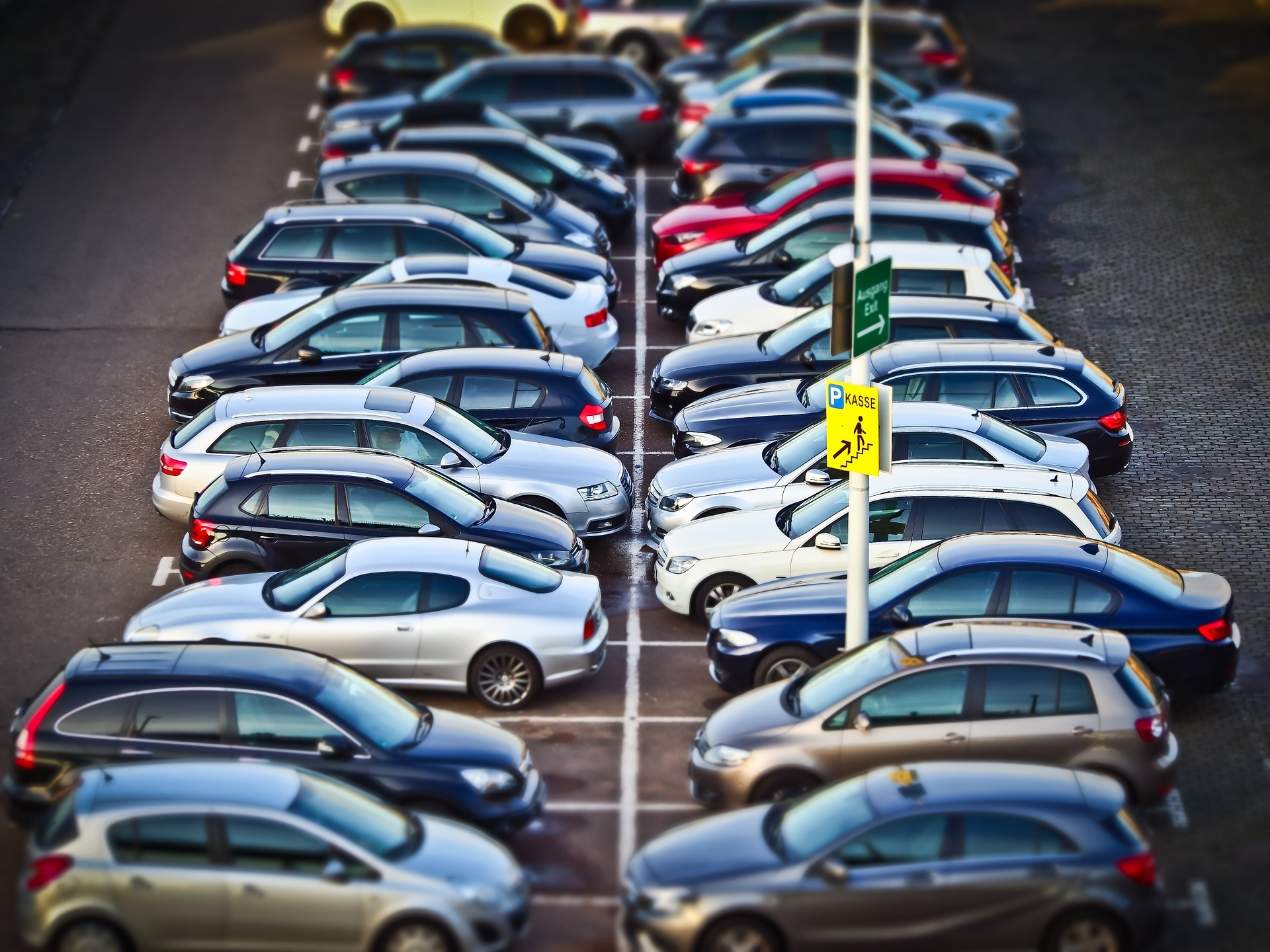 Parkende Autos auf einem öffentlichen Parkplatz