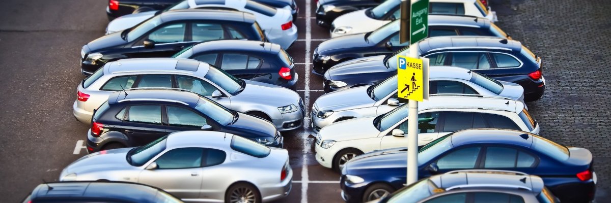 Parkende Autos auf einem öffentlichen Parkplatz
