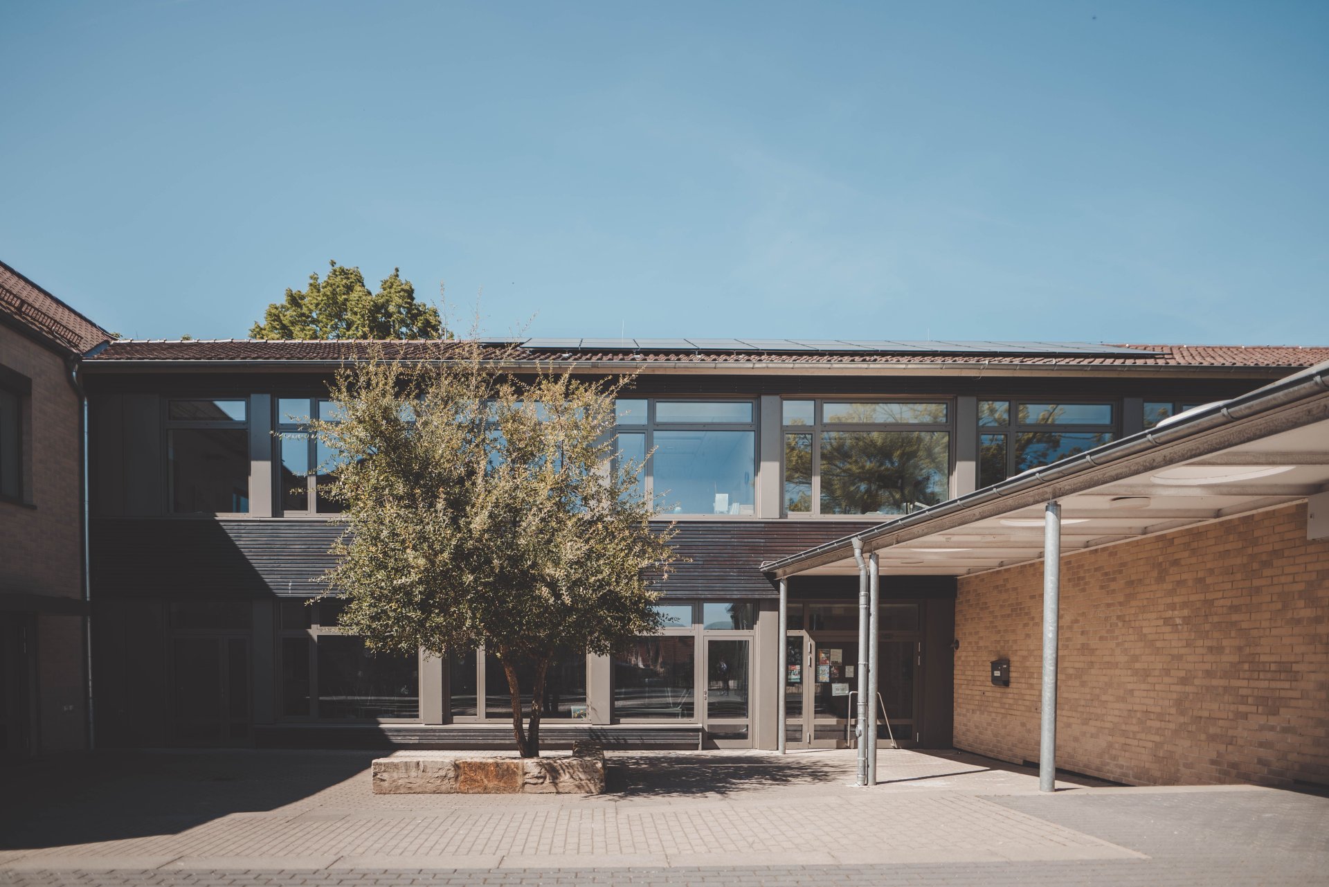 Grundschule Weinheim Außenbereich der Grundschule Alzey-Weinheim