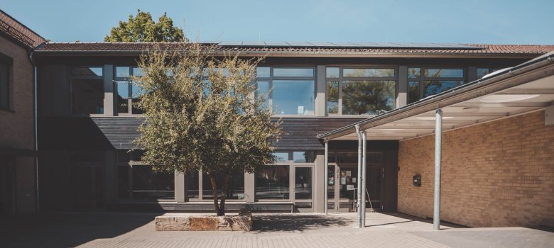 Grundschule Weinheim Außenbereich der Grundschule Alzey-Weinheim
