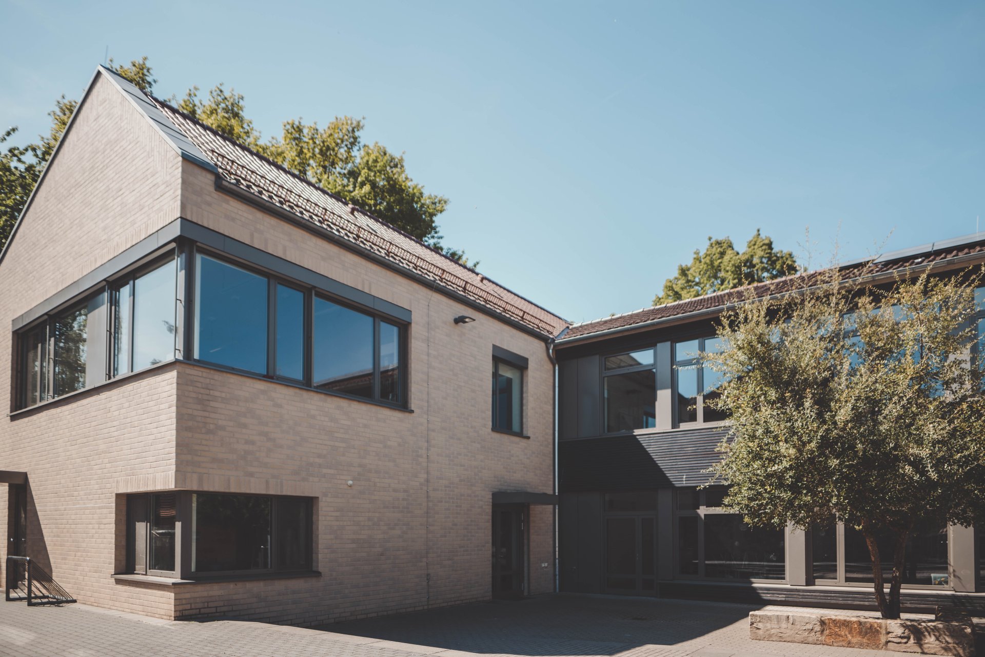 Grundschule Alzey-Weinheim Grundschule Weinheim von außen fotografiert