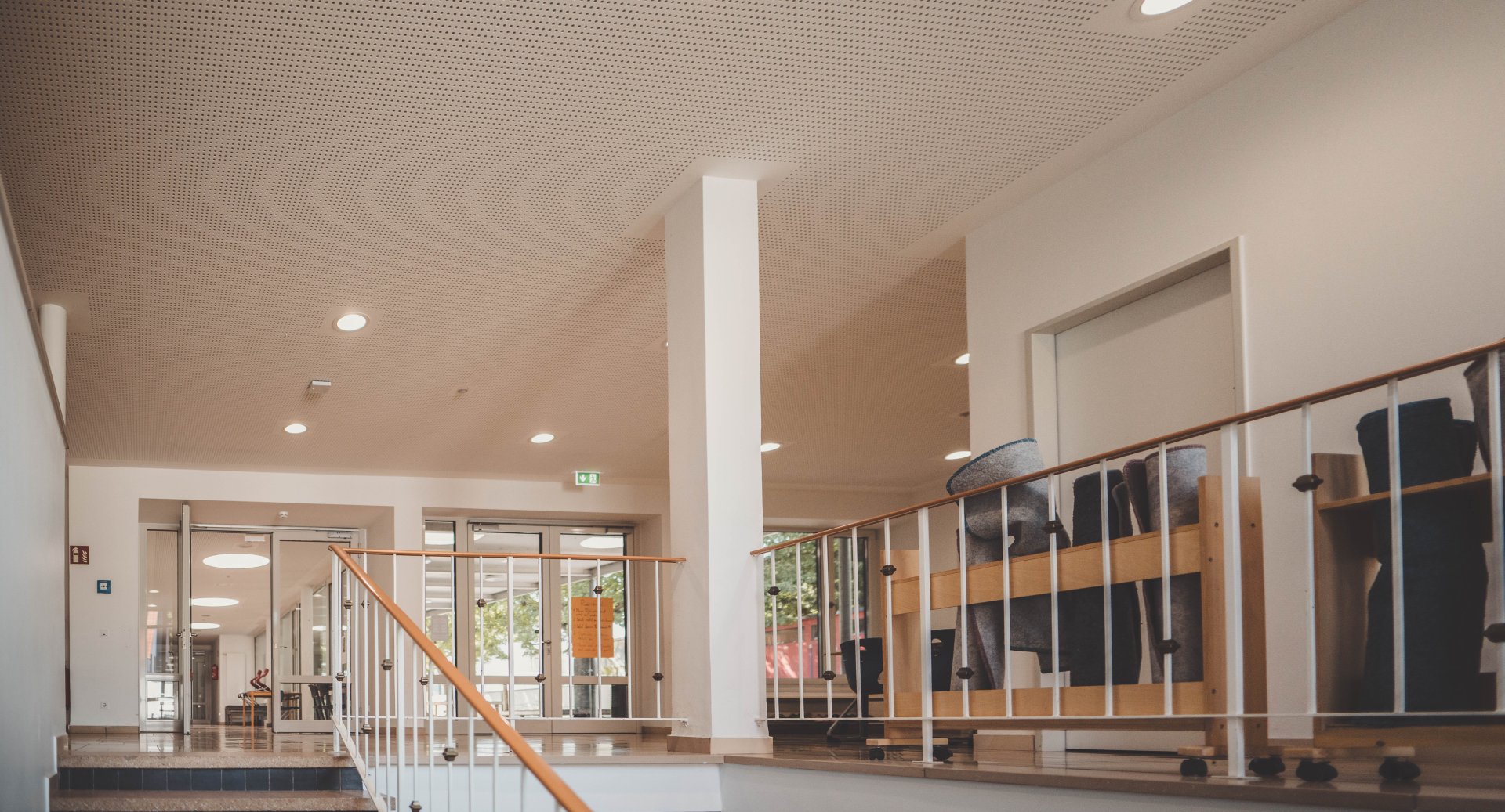 Grundschule Weinheim Flur im Obergeschoss der Grundschule Alzey-Weinheim