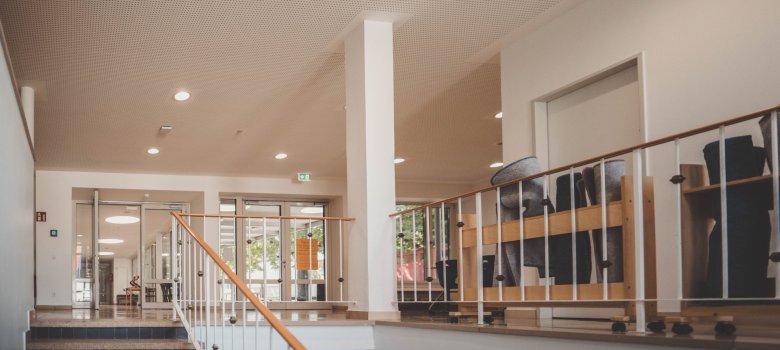 Grundschule Weinheim Flur im Obergeschoss der Grundschule Alzey-Weinheim
