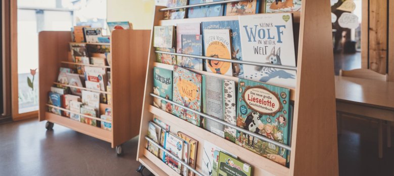 Kita Haus der Klänge Bücher Ecke mit verschiebbaren Regalen voller Kinderbücher