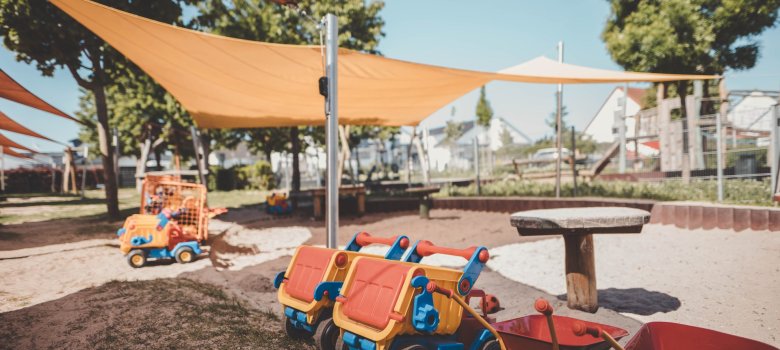Kita Haus der Klänge Spielzeuge auf dem Außenplatz der Kita "Haus am Klänge"