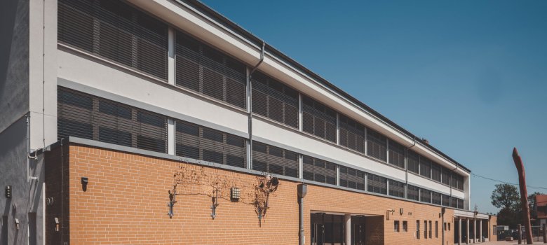 Eine Schule von außen fotografiert.