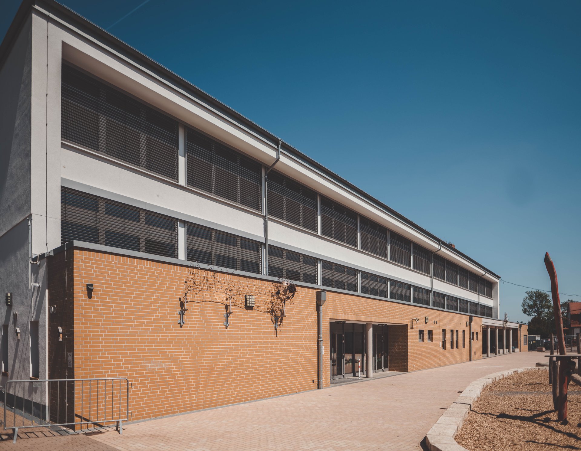 Eine Schule von außen fotografiert.