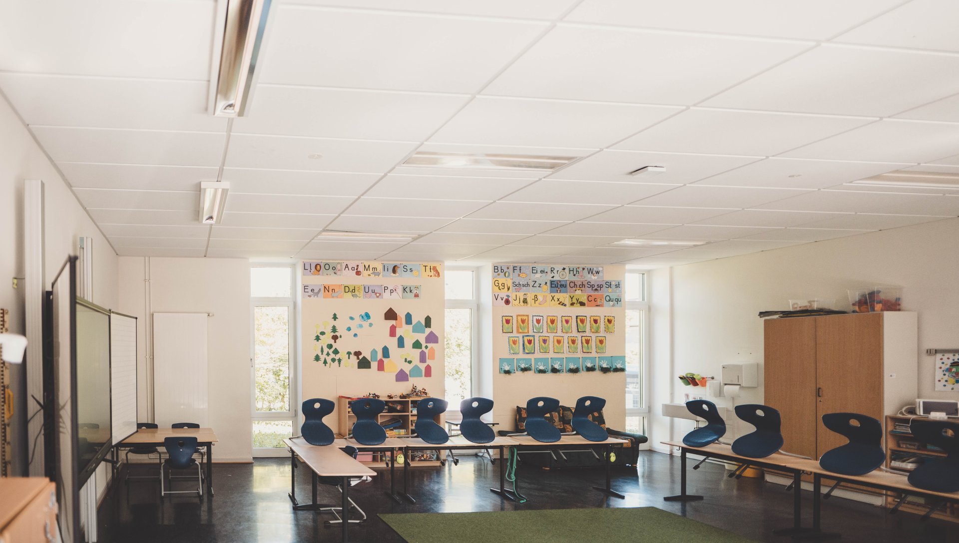 Ein Kllassenraum, in dem die Stühle auf die Tische gestellt wurden.