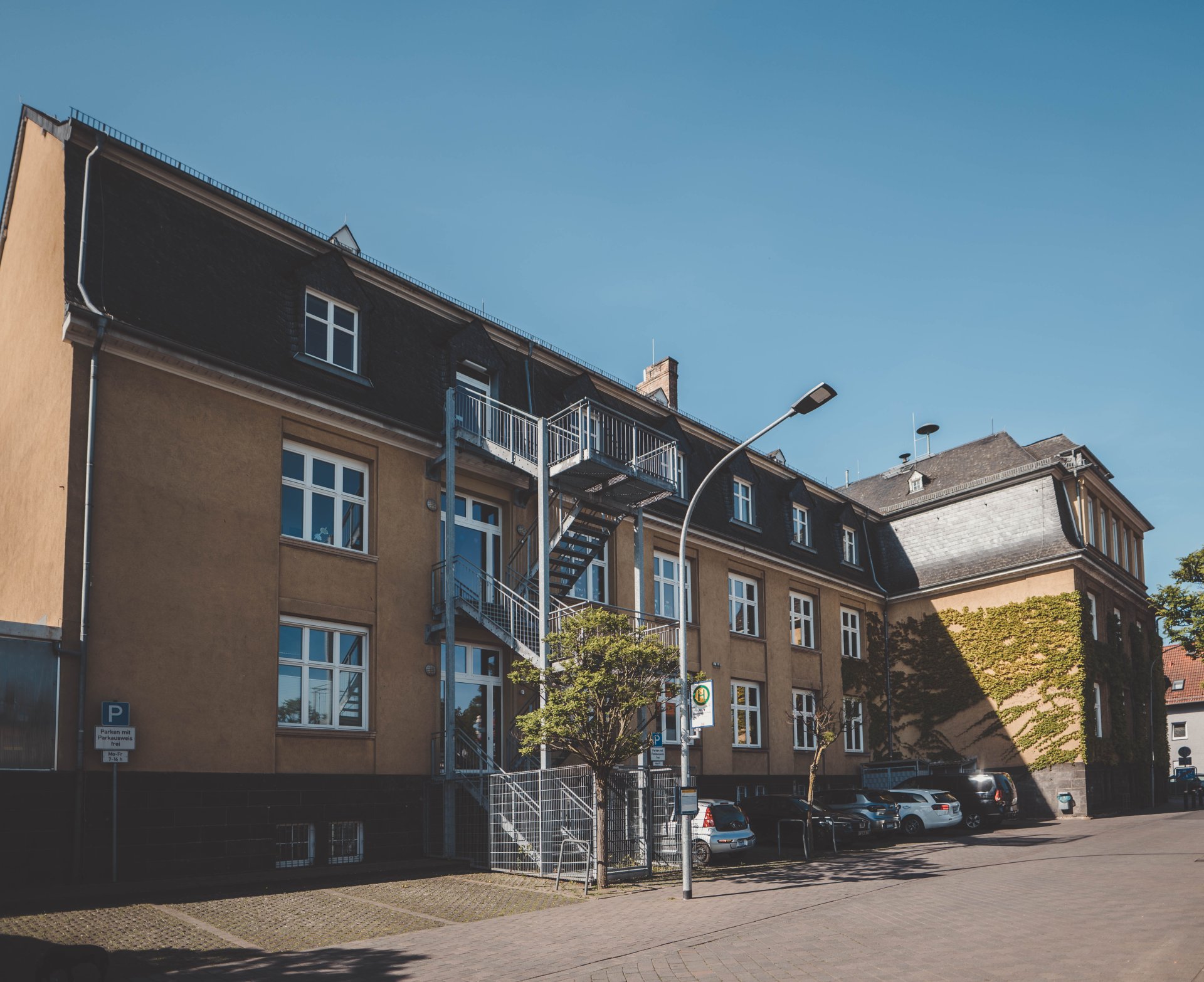 Die Nibelungenschule in Alzey von der Straße aus seitlich fotografiert.