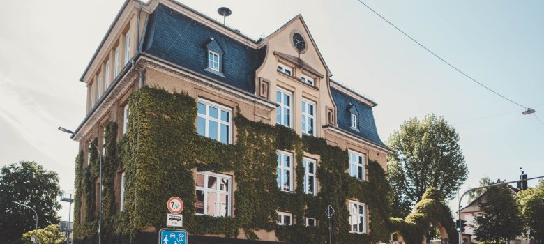 Die Nibelungenschule in Alzey von der Straße aus fotografiert.