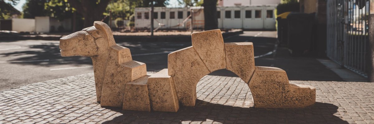 Foto von einer steinernden Raupe auf dem Schulhof der Nibelungenschule in Alzey.