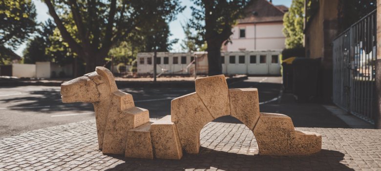 Foto von einer steinernden Raupe auf dem Schulhof der Nibelungenschule in Alzey.