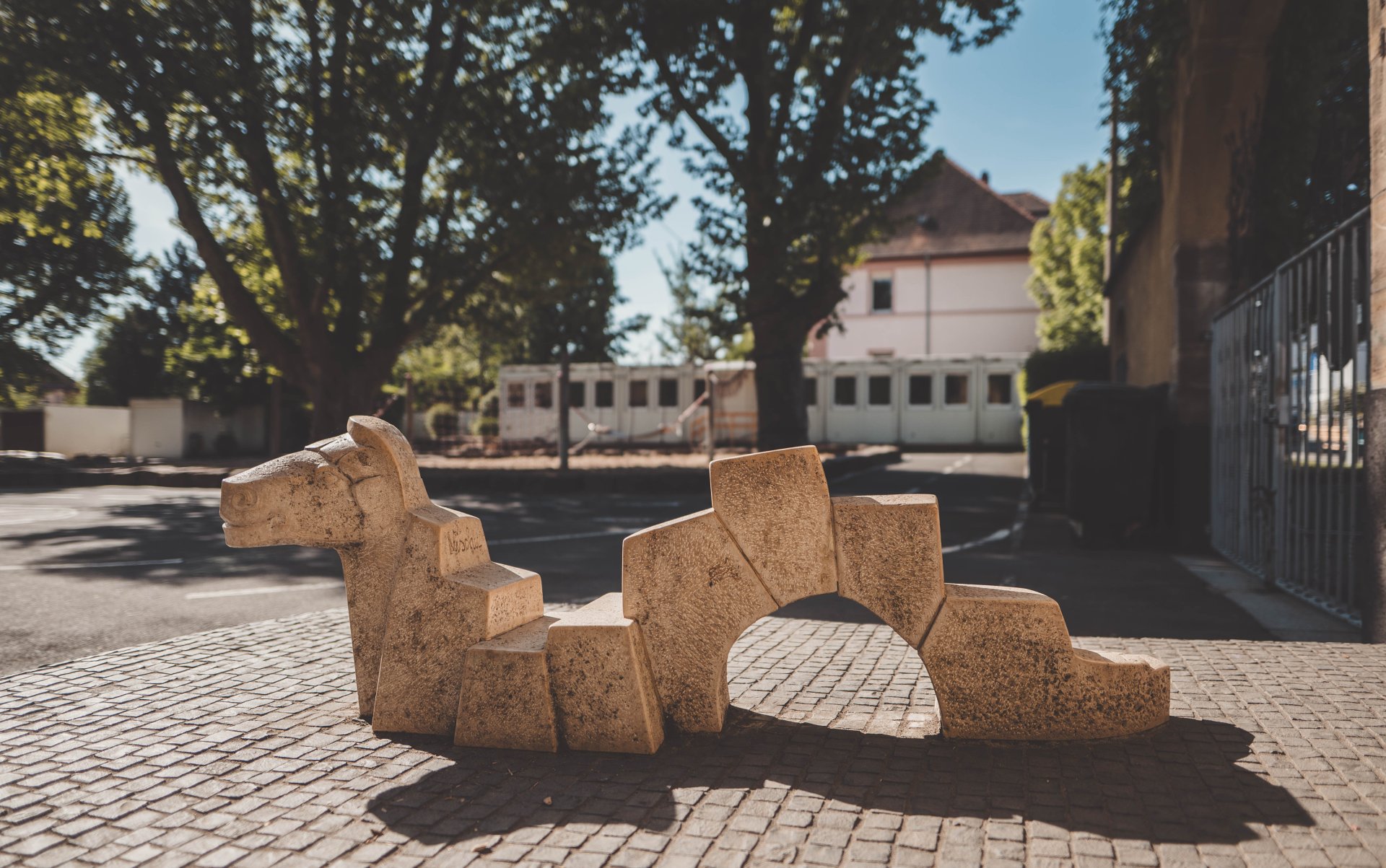 Foto von einer steinernden Raupe auf dem Schulhof der Nibelungenschule in Alzey.