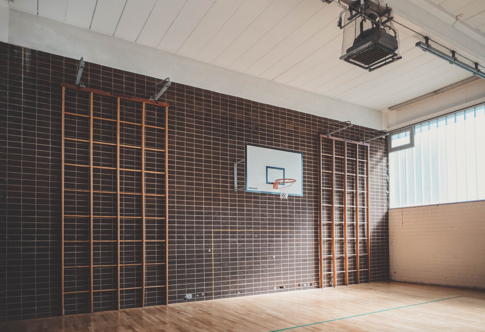 Sporthalle mit hölzernen Kletterwänden.