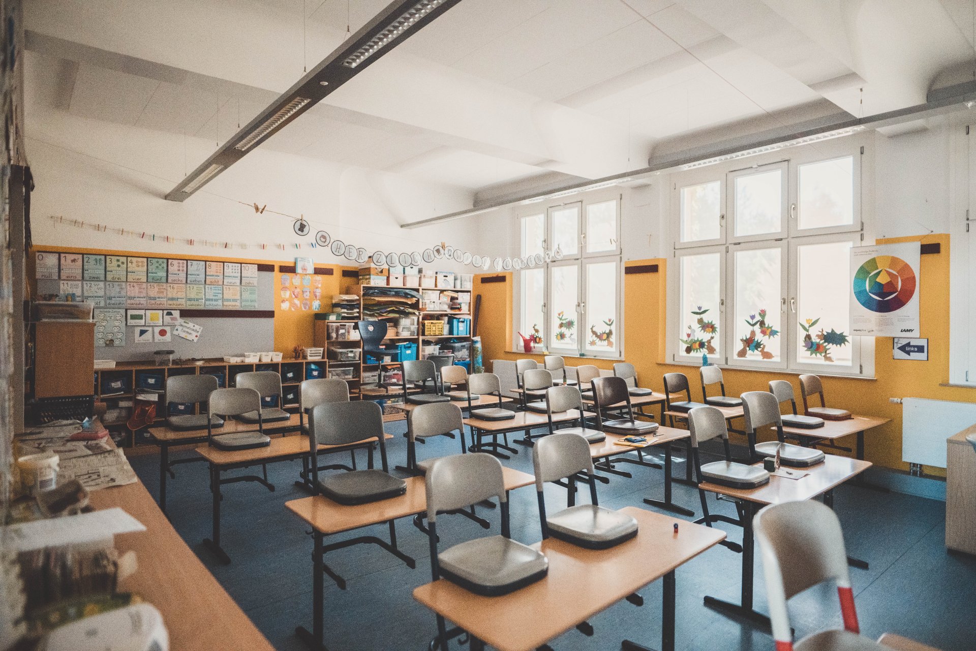 Klassenzimmer, auf dem die Stühle auf die Tische gestellt wurden.