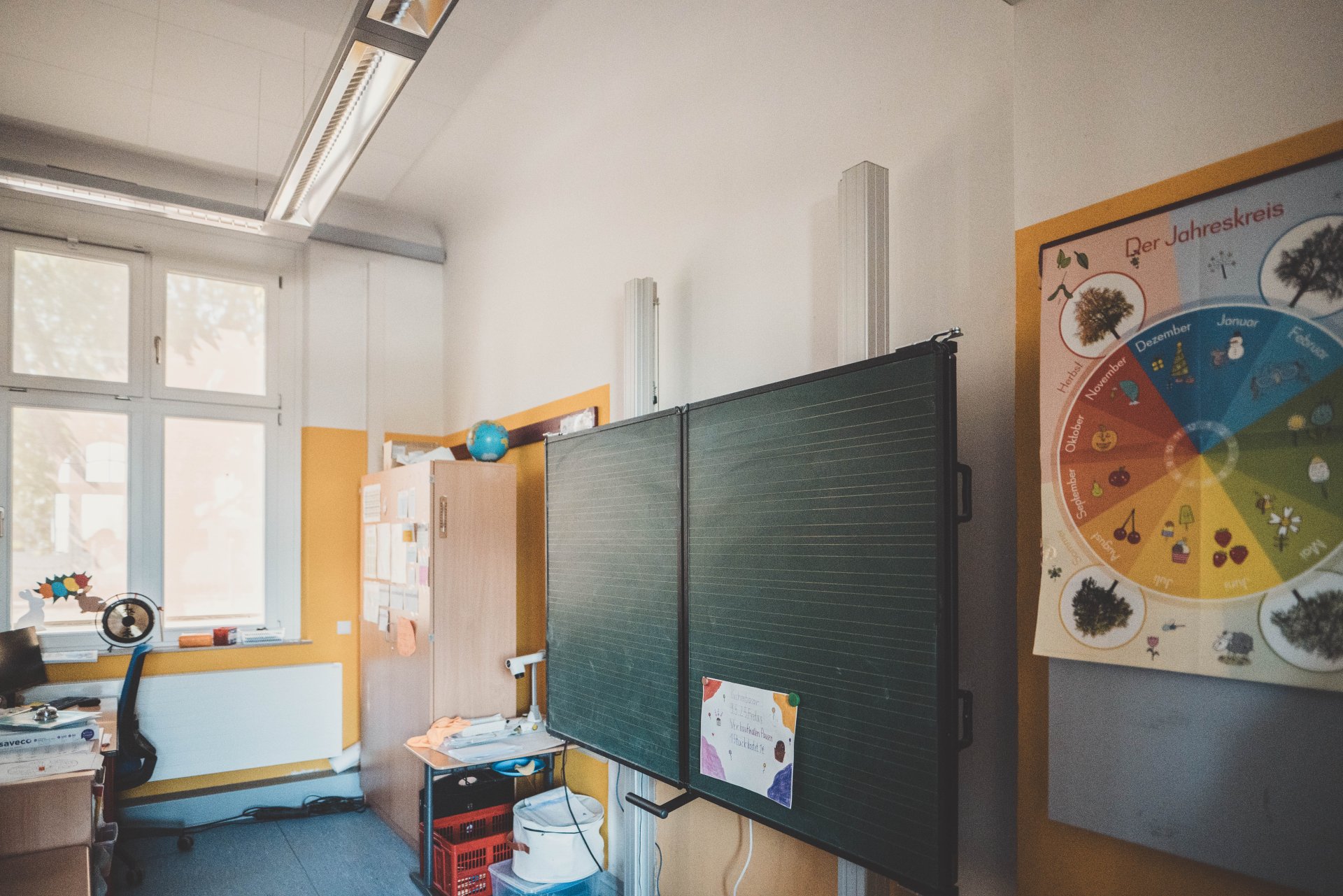 Eine Tafel eines Klassenraums mit Rechenbeispielen.