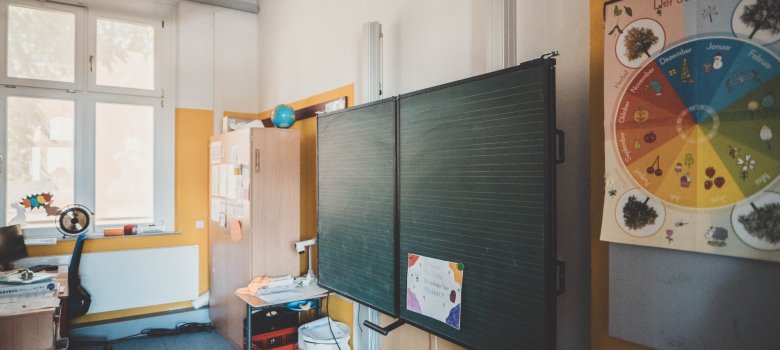 Eine Tafel eines Klassenraums mit Rechenbeispielen.