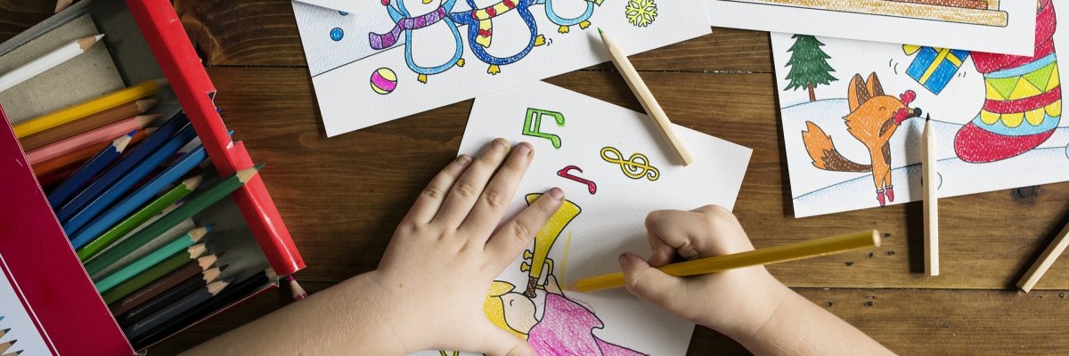 Kind malt verschiedene Motive mit Buntstiften aus