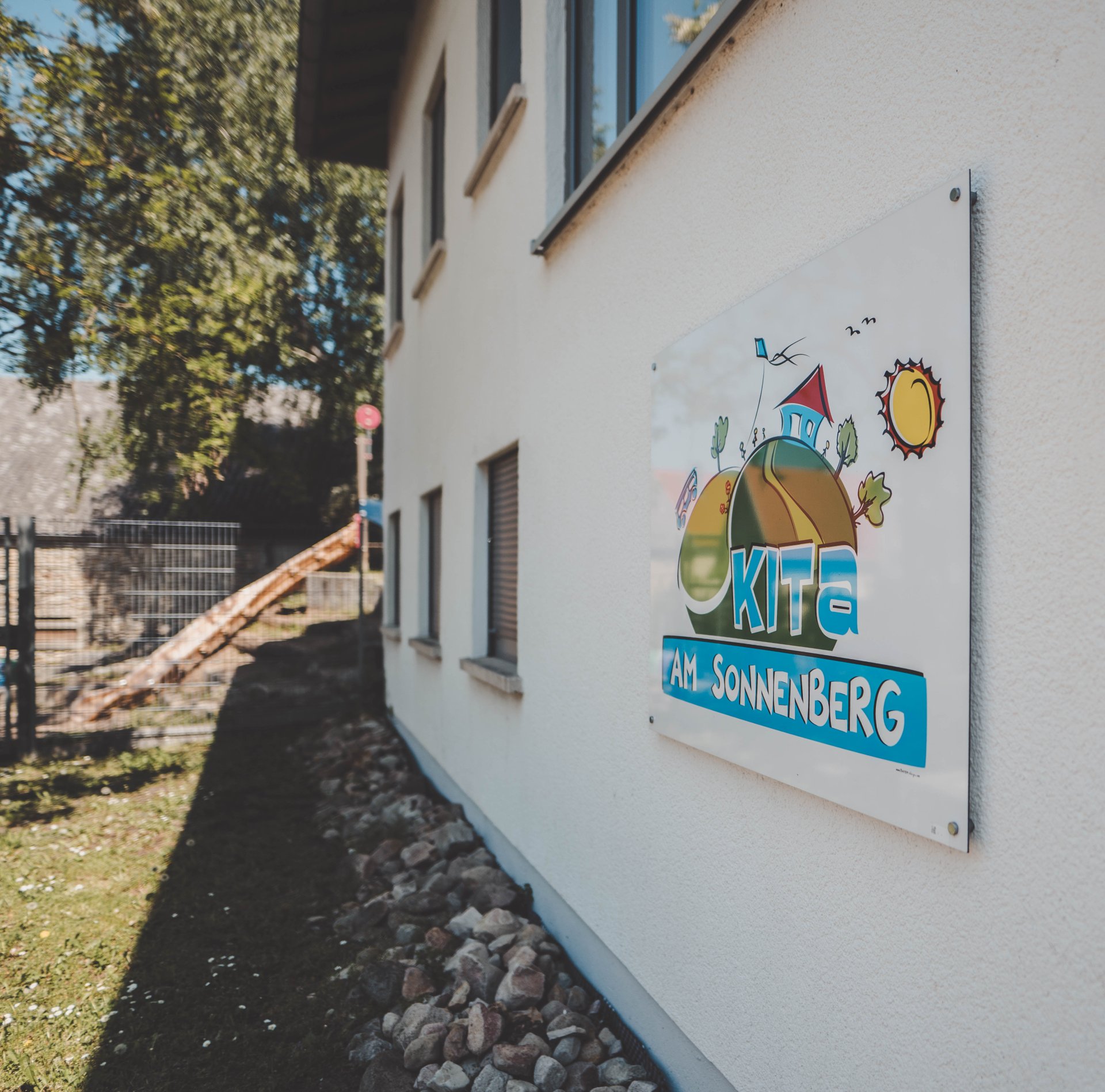 Kita Am Sonnenberg Schild der Kita am Sonnenberg am Eingang