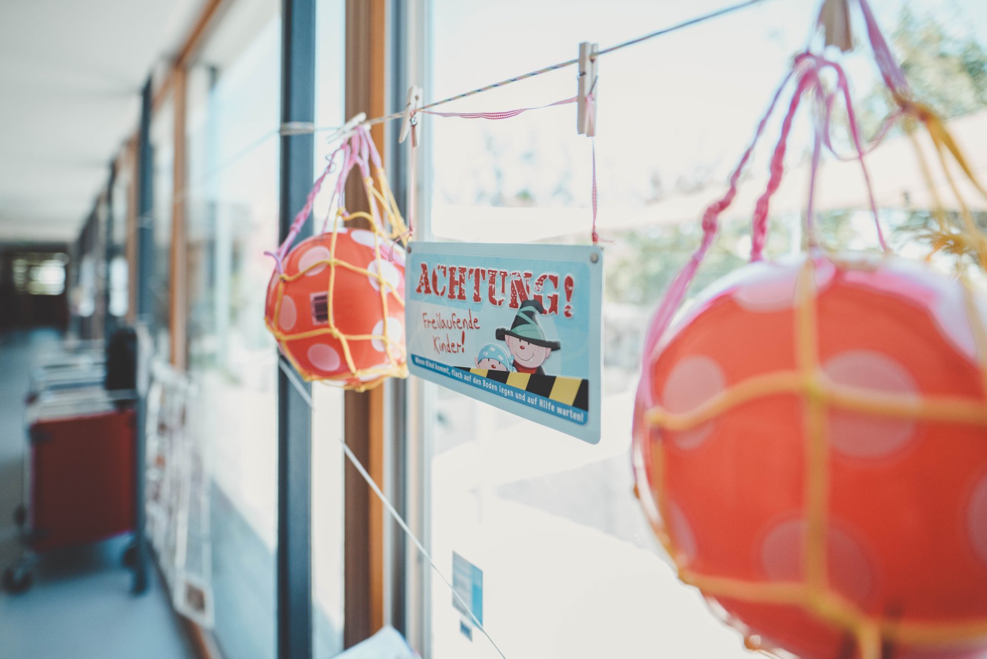 Kita Hanni Kipp 2 Bälle im Netz mit dem Schild "Achtung freilaufende Kinder"